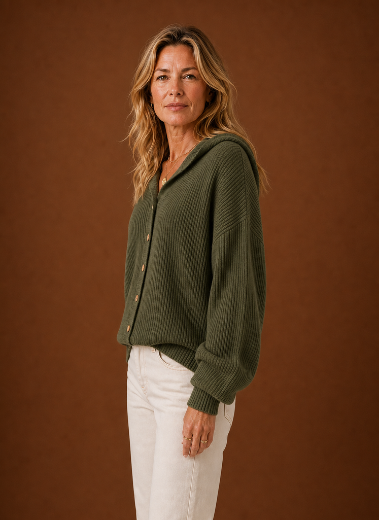 Lucie – Gilet à Capuche Maille Côtelée Femme Boutonné