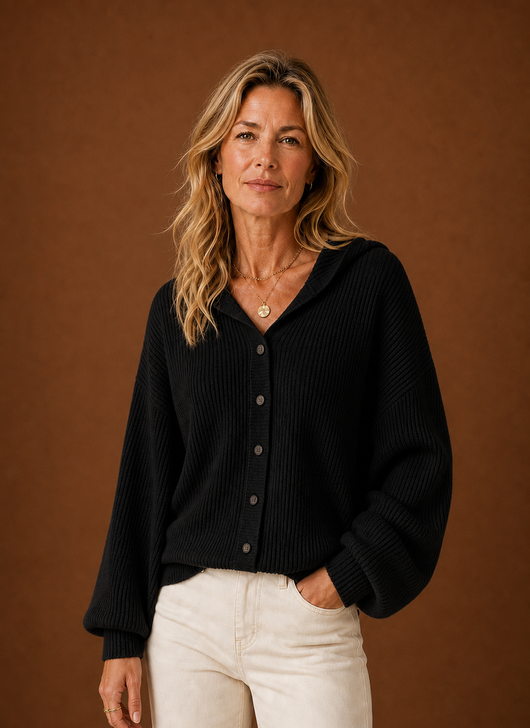 Lucie – Gilet à Capuche Maille Côtelée Femme Boutonné