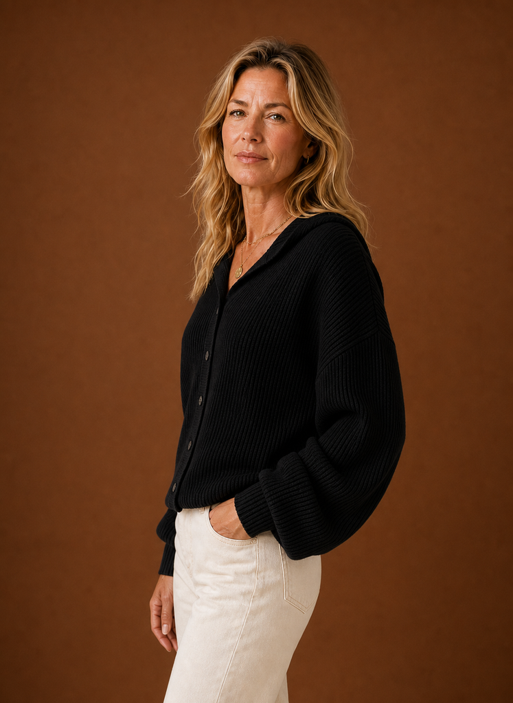 Lucie – Gilet à Capuche Maille Côtelée Femme Boutonné