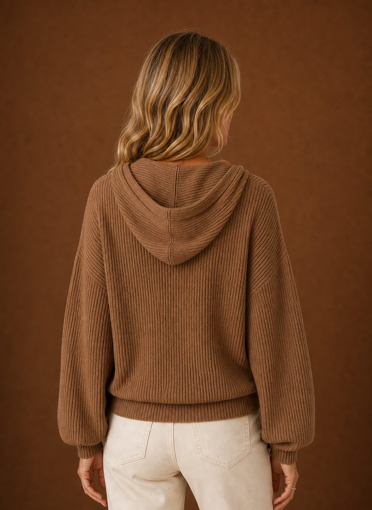 Lucie – Gilet à Capuche Maille Côtelée Femme Boutonné