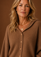 Lucie – Gilet à Capuche Maille Côtelée Femme Boutonné