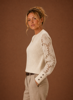 Ophélie – Pull Maille Côtelée Femme Manches en Dentelle