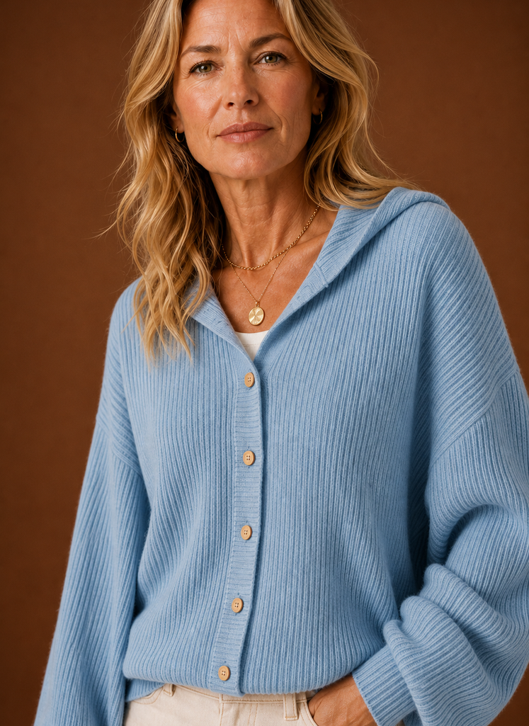Lucie – Gilet à Capuche Maille Côtelée Femme Boutonné