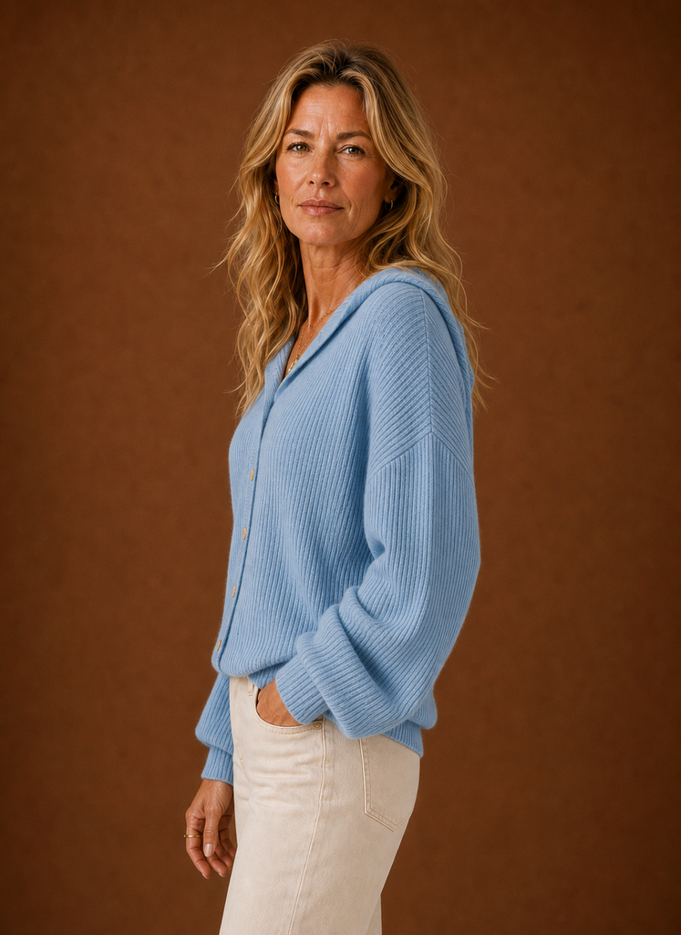 Lucie – Gilet à Capuche Maille Côtelée Femme Boutonné