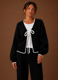 Rosalie – Gilet Bords Festonnés Femme Nœud Ruban